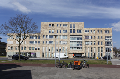 913977 Gezicht op de Geuzenveste op de hoek van de Van Hoornekade (voorgrond) en de Marnixlaan te Utrecht.